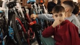 Gaziosmanpaşa İlim Yayma Cemiyetinden Teravihe gelen çocuklara Bisiklet.