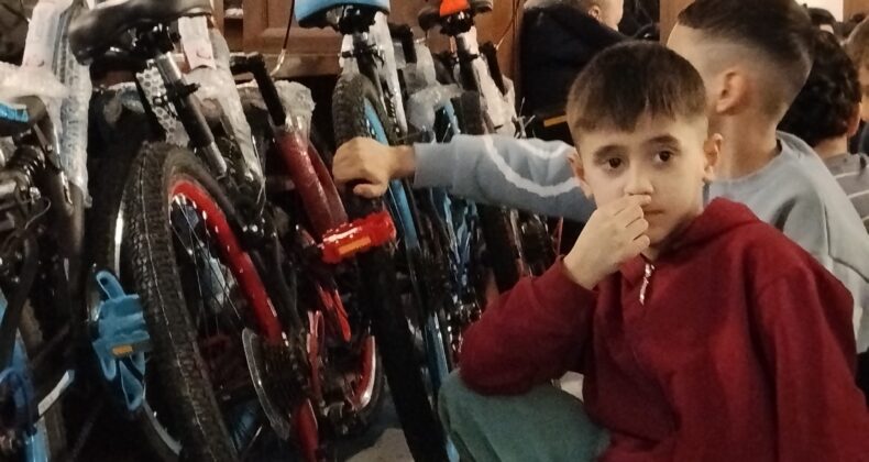 Gaziosmanpaşa İlim Yayma Cemiyetinden Teravihe gelen çocuklara Bisiklet.